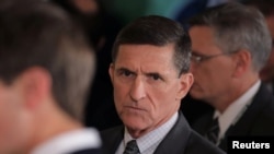 Mantan Penasihat Keamanan Nasional Gedung Putih Michael Flynn (tengah) di Gedung Putih di Washington, 13 Februari 2017. (Foto: dok).
