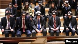 Penasihat keamanan nasional Gedung Putih, John Bolton (kedua dari kanan) mengenakan kacamata realitas virtual selama kunjungannya ke kompleks terowongan di Dinding Barat di Kota Tua Yerusalem, 6 Januari 2019 (foto: Reuter/Steve Holland)