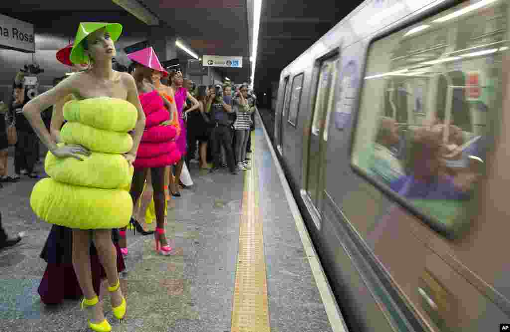 Para model mengenakan koleksi dari acara fashion di Sao Paulo berdiri di dalam stasiun kereta bawah tanah di kota Sao Paulo, Brazil.