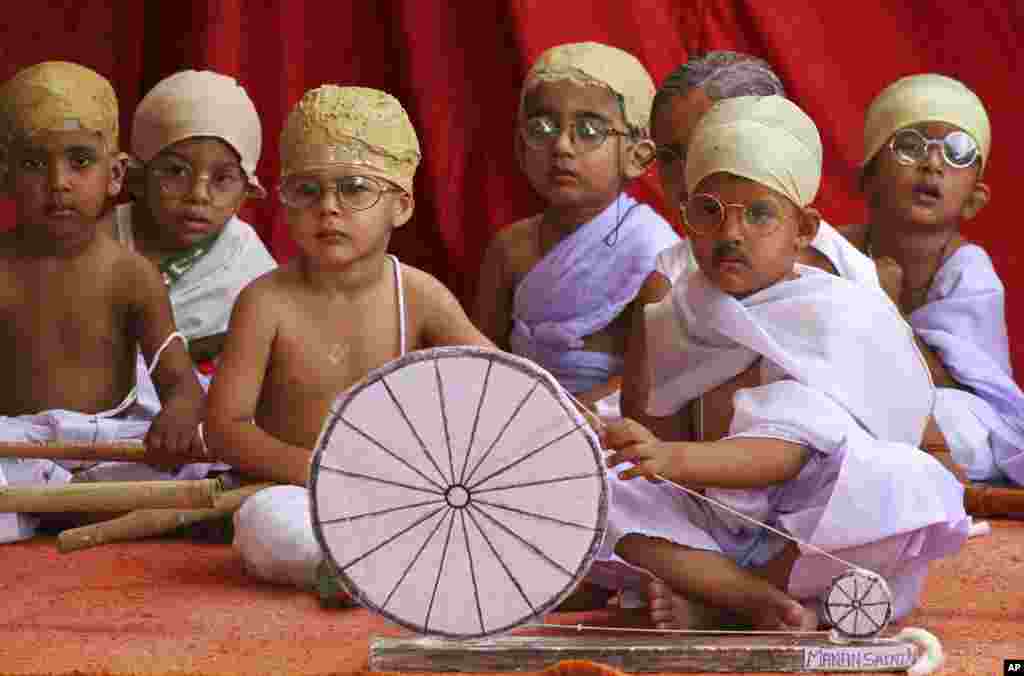 Anak-Anak India berpakaian seperti Mahatma Gandhi berkumpul selama peringatan Hari Ulang Tahun Gandhi di kota Ajmer, India.