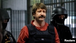 ARCHIVO - Viktor Bout es escoltado por miembros de una unidad especial de policía después de una audiencia en un tribunal penal en Bangkok el 5 de octubre de 2010. REUTERS/Sukree Sukplang
