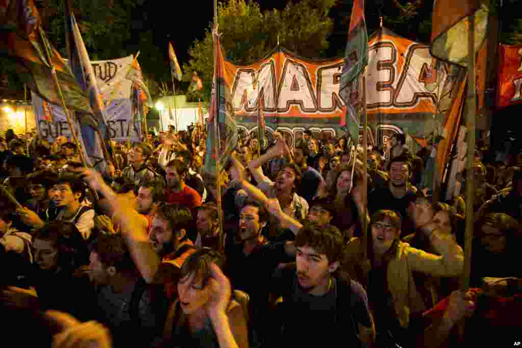 Argentine supporters of Venezuelan President Hugo Chavez demonstrate in front of Venezuela's embassy in Buenos Aires, Argentina, March 5, 2013.
