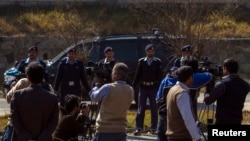 Chiếc xe đưa cựu tổng thống Pakistan Pervez Musharraf rời khỏi tòa án ở Islamabad, 18/2/14