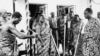 L'ex-président ghanéen Kwame NKrumah, père de l'indépendance, arrivant à l'Assemblée nationale, Accra, Ghana, le 24 août 1965. 