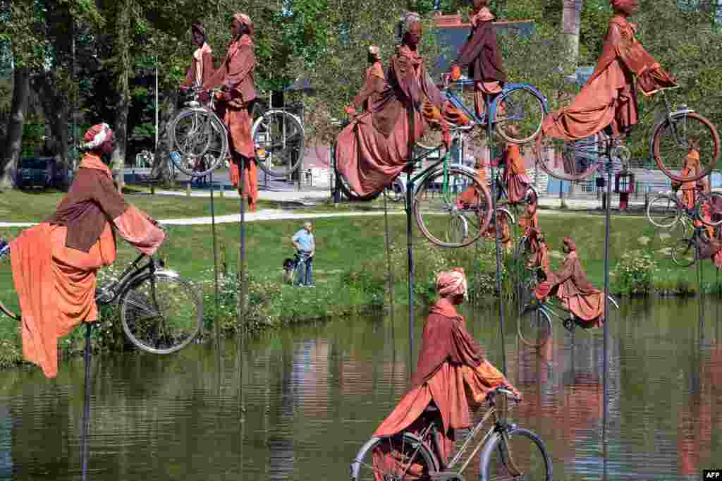 Patung karya seniman Perancis Guy Lorgeret, berjudul "Retour a Betton" ("Kembali ke Betton"), terlihat di Betton, pinggiran kota Rennes, Perancis barat.