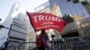 FOTO DE ARQUIVO: Pessoas reagem após a vitória do presidente eleito dos EUA, Donald Trump, em Nova Iorque