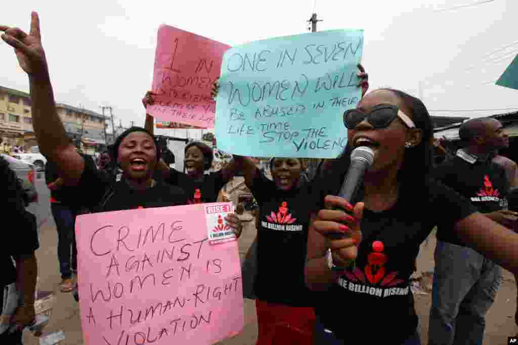 Women dances on a street to support the "One Billion Rising" global campaign in Lagos, Nigeria, Feb. 14, 2013.