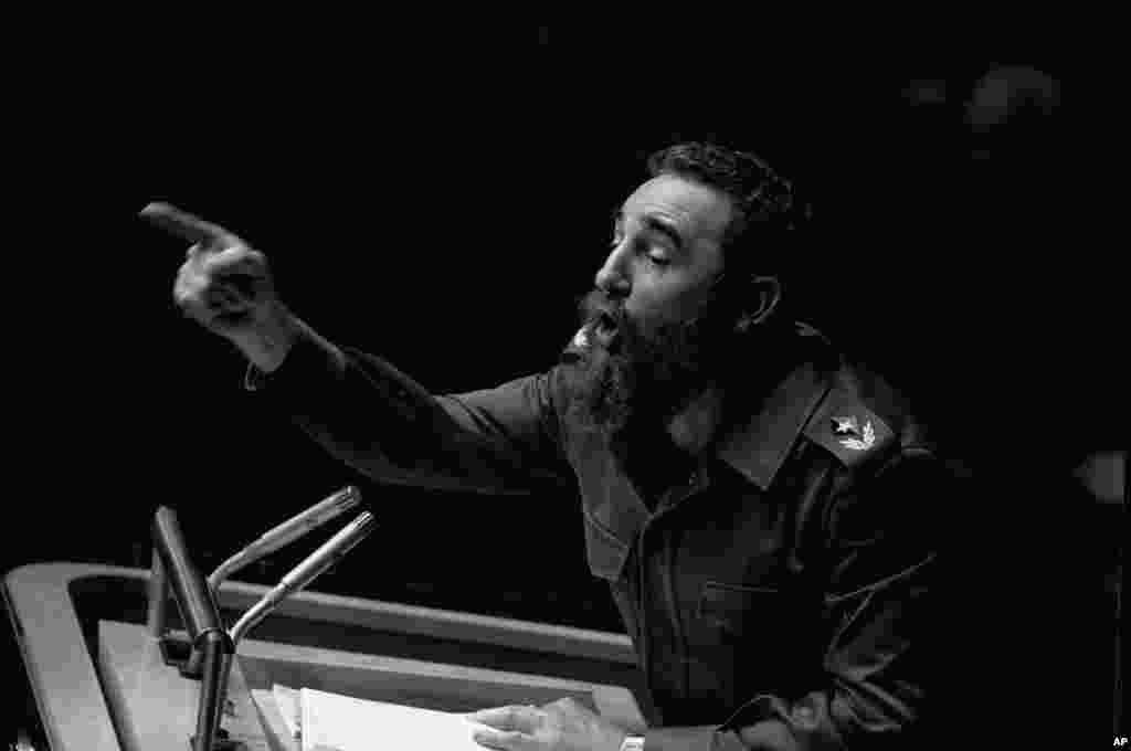 Presidente Fidel Castro de dedo em riste num discurso longo perante a Assembleia-Geral da ONU, Nova Iorque , 12 Out 1979 (foto arquivo)