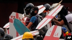 Los adversarios de Maduro afirman que permanecerán en las calles hasta lograr que se convoquen elecciones generales, se abra un canal humanitario para el ingreso de alimentos y medicinas, se libere a los presos políticos y se desarme a los grupos paramilitares.