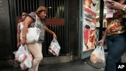 Los principales rubros comerciales en Venezuela son impactados por las restricciones del gobierno.