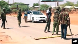 Jeshi la Polisi nchini Kenya likiweka kizuizi baada ya shambulizi la kigaidi Mandera, Kenya, Ijumaa Aprili 12, 2019.