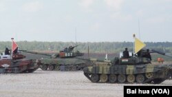 2014年在莫斯科郊外舉行的軍事比賽坦克項目的比賽中，俄羅斯，中國和印度軍人分別乘坐坦克。（美國之音白樺攝）