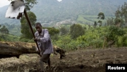 Muneman Rugema, 22, tills soil in Masisi, northwest of Goma, DRC, Dec. 19, 2008.