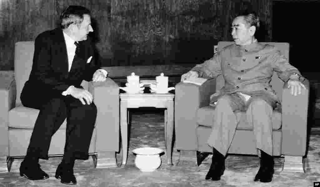 1973年6月,美国富豪和银行家大卫·洛克菲勒在北京会见中国总理周恩来。洛克菲勒家族财富传承研究所写道: “通过驻美联络处、对外友协邀请洛克菲勒访华的安排过程历时数月之久,而在美方人员即将离京的最后一天,以周总理对国际经济和金融问题的严重关切,却仍不能决定是否接见,并最终把会见安排在深夜,周总理在大会堂南侧台阶上准时等候洛克菲勒一行,恐怕除了考虑照顾美方颜面,还有其他难言之隐。”周恩来会见洛克菲勒这位资本主义代表,可能被政敌攻击。
