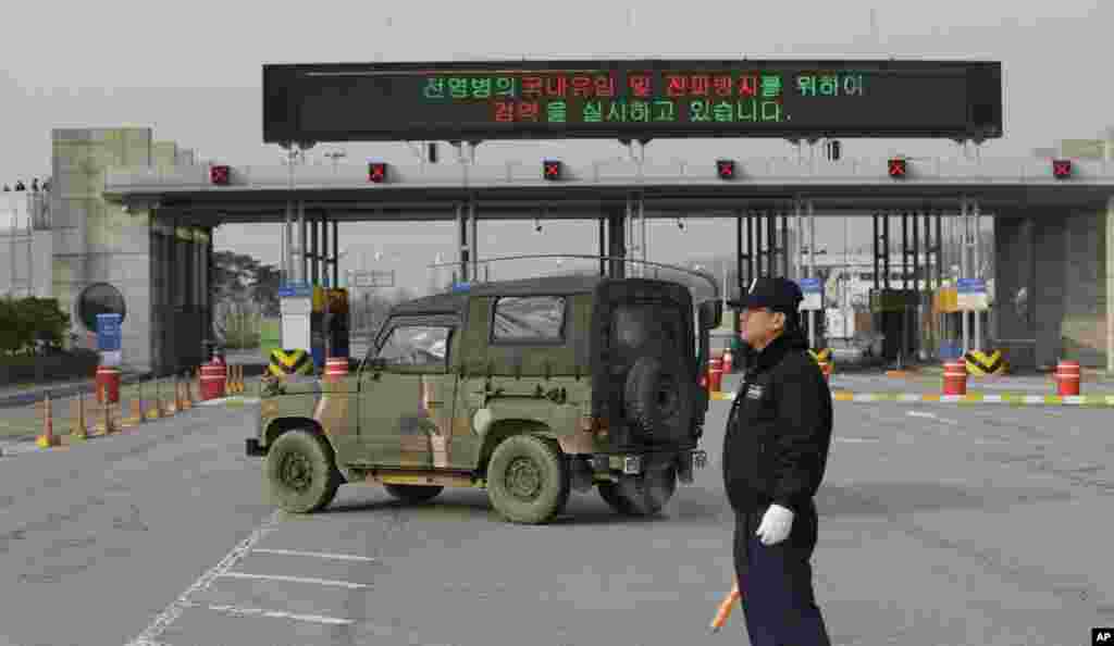 Cổng vào khu công nghiệp Kaesong, nơi có văn phòng hải quan, di trú và y tế. Khu này nằm gần làng Bản Môn Điếm phân chia hai miền.