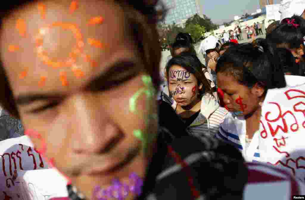 Pekerja garmen menghadiri demonstrasi untuk memperingati Hari Buruh di Phnom Penh, Kamboja (1/5).