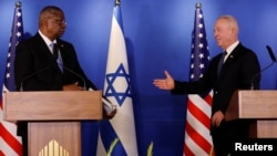 Waziri wa Ulinzi wa Marekani Lloyd Austin alipokutana na Waziri wa Ulinzi wa Israel Yoav Gallant katika mkutano na waandishi wa habari kwenye Uwanja wa Ndege wa Ben Gurion huko Lod, Israel, Machi 9, 2023.REUTERS
