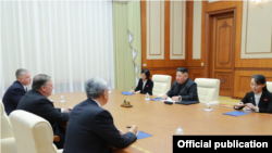 북한을 방문한 마이크 폼페오 미 국무장관이 7일 김정은 북한 위원장과 만나 회담을 하고 있다. 