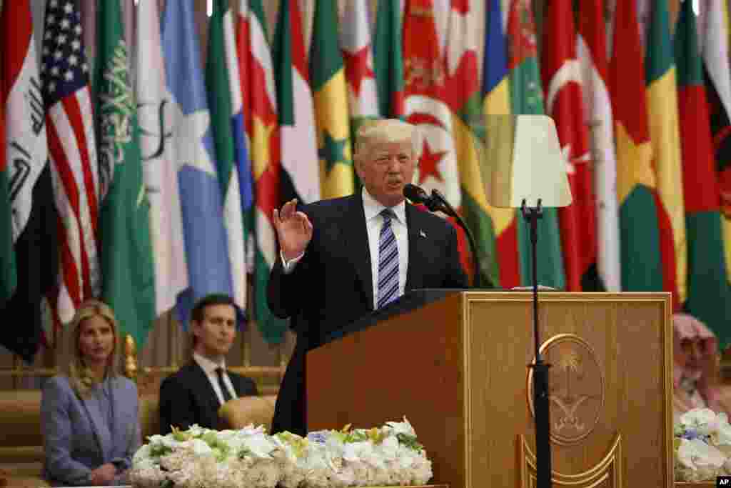 美国总统唐纳德·特朗普在利雅得的一次区域首脑会议上讲话(2017年5月21日)。白宫高级顾问库什纳和伊万卡·特朗普在后面倾听