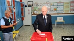 Rais wa Tunisia Kais Saied akipiga kura katika kituo cha kupigia kura, wakati wa kura ya maoni kuhusu katiba mpya, mjini Tunis, Tunisia Julai 25, 2022. Urais wa Tunisia. REUTERS
