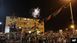 Líbios celebram entrada de rebeldes em Tripoli