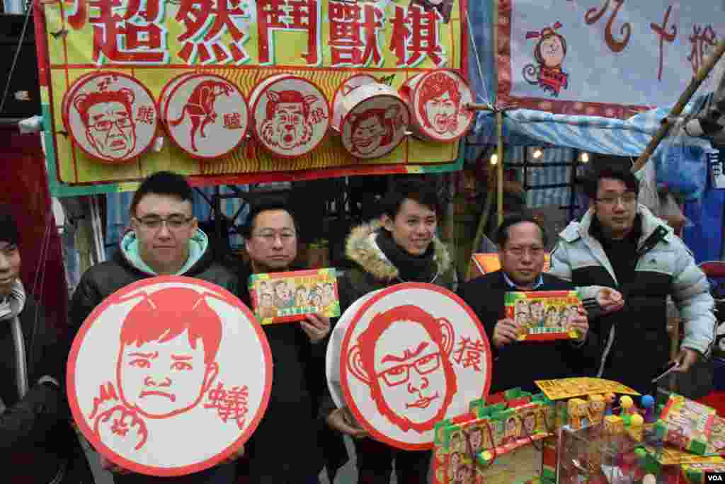 香港民主黨創意媒體部部長黎敬瑋(左一)、副主席羅健熙(中)、前主席何俊仁(右二)出席年宵攤位揭幕。(美國之音湯惠芸攝)