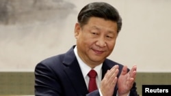 中國國家主席習近平和新政治局常委在人民大會堂與記者見面並發表講話。（2017年10月25日）