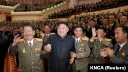 北韓朝中社公佈的照片上金正恩與北韓研發氫彈的核科學家和工程師在一起。