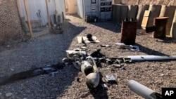 Bagian dari puing-puing drone diletakkan di tanah dekat pangkalan udara Ain al-Asad, provinsi Anbar barat Irak, Selasa, 4 Januari 2022. (Koalisi Internasional via AP)