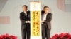 上海常务副市长周波（左）2018年12月19日在台北—上海双城论坛欢迎晚宴上向台北市长柯文哲赠送书法作品（Courtesy: 台北市政府）