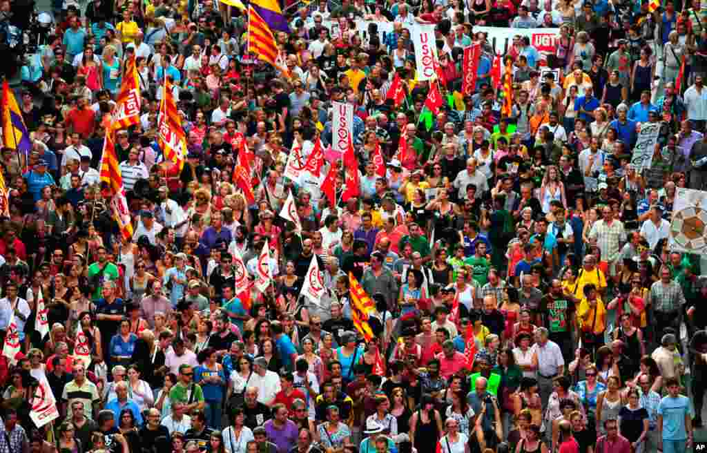 Spain's weak economy worried European investors because it is much larger than those of Greece, Ireland or Portugal. Giving it rescue loans would test the eurozone's financial capabilities. The Spanish government and eurozone officials agreed on a deal in July 2012 to get up to 100 billion euros in rescue loans directly for the banks.