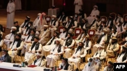 Miembros de la delegación talibana asisten a la sesión de apertura de las pláticas de paz con el gobierno afgano en Doha, Catar.
