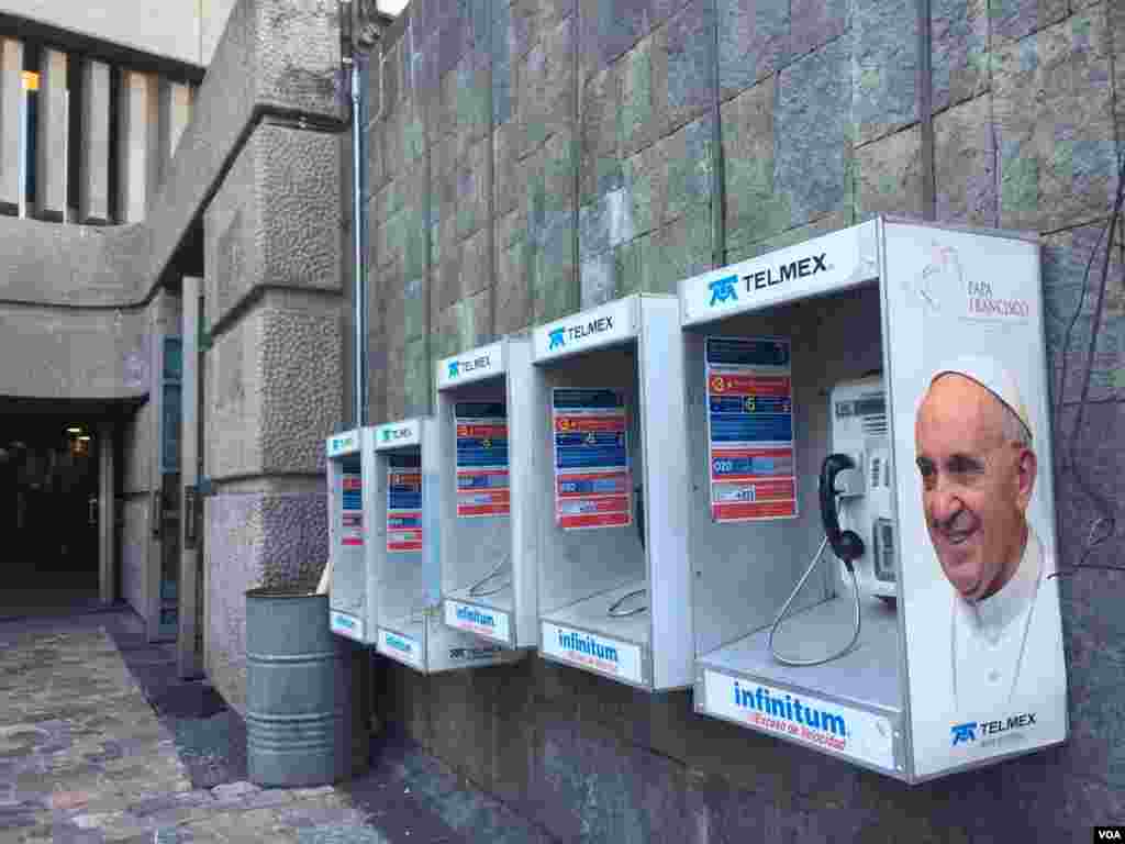 Images of Pope Francis are plastered all over Mexico City. (C. Mendoza/VOA)