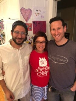 Danny Fenster bersama saudaranya, Bryan ibu mereka, Rose. (Courtesy: Keluarga Fenster)