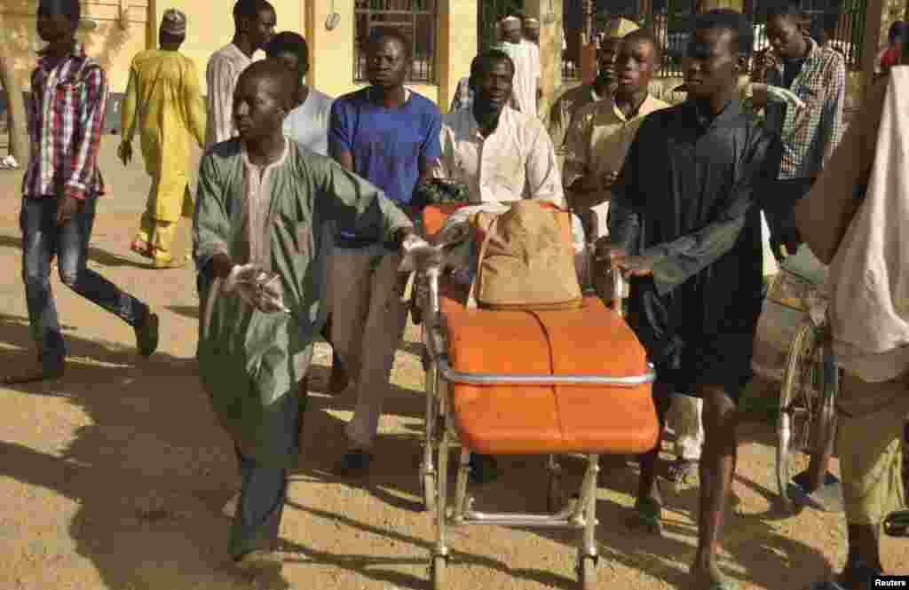 Ana shigar da gawar wani mutum zuwa cikin asibitin Kwararru na Murtala Mohammed dake Kano, Jumma'a 28 Nuwamba, 2014 a bayan tashin bam cikin Masallacin Jumma'a na Kano.