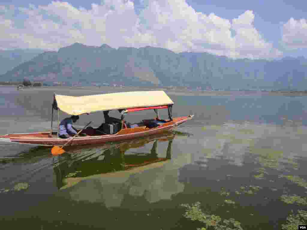 A boat on Dal Lake in Srinagar, Indian Kashmir. (Aru Pande/VOA)
