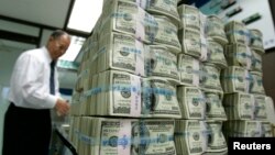 Uno de los primeros efectos de no subirse el techo de la deuda sería el desplome del dólar frente a otras monedas.