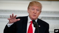 El presidente Donald Trump habla durante una reunión con los miembros de la Asociación Nacional de Gobernadores en el comedor estatal de la Casa Blanca, el lunes 26 de febrero de 2018 en Washington.
