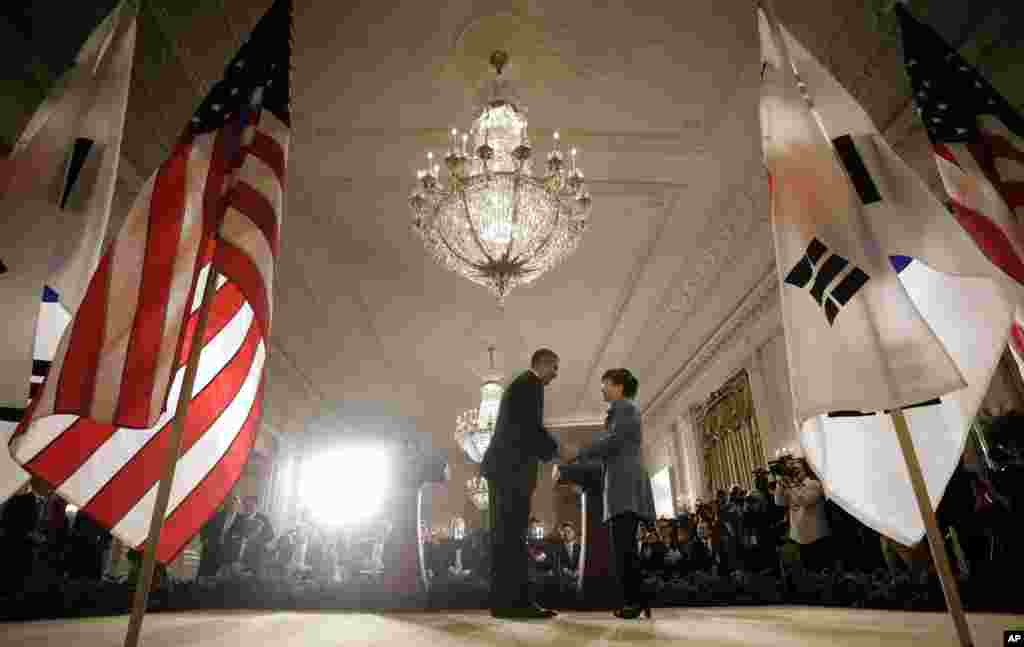 Tổng thống Obama bắt tay Tổng thống Park Geun-Hye cuối buổi họp báo ở Tòa Bạch Ốc, ngày 7 tháng 5.