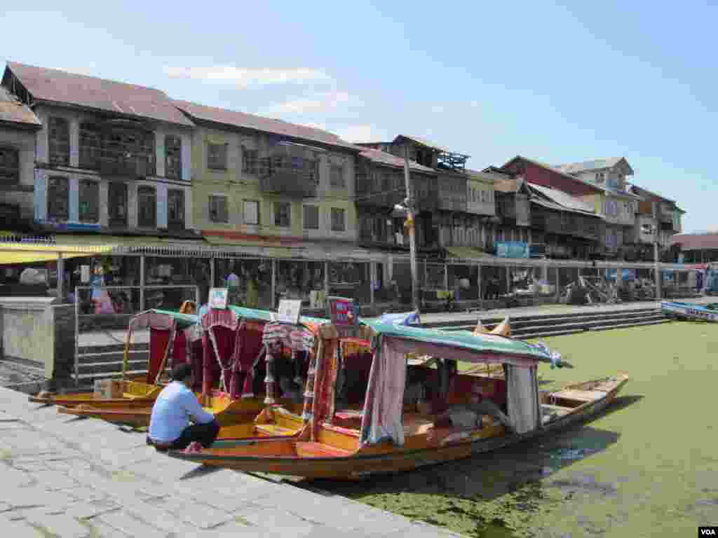 Shops bordering Dal Lake in Srinagar, Indian Kashmir. (Aru Pande/VOA)