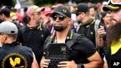 ARCHIVO - Enrique Tarrio en Portland, Oregón, el 17 de agosto de 2019. (AP/Noah Berger)