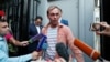 Jurnalis Rusia Ivan Golunov (tengah), dibebaskan dari tahanan rumah setelah polisi membatalkan semua dakwaan terhadapnya, di Moskow (11/6).