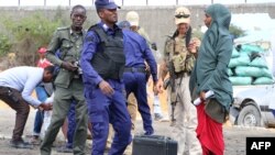 La police somalienne et d'autres agents de sécurité enquêtent sur les lieux d'un attentat suicide à la bombe dans la capitale, Mogadiscio, le 1er octobre 2018.
