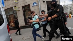 7月28日白俄罗斯军警在明斯克拘捕记者（资料照 路透社提供）