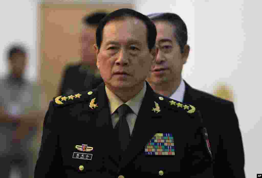 中国国防部长魏凤和抵达金边和平宫(2018年6月18日)。中国是柬埔寨最大的援助国,长期支持柬埔寨自1985年开始掌权的洪森首相。近年来,中柬大力加强在军事情报、通信和作战训练领域的全面合作。中国还帮助柬埔寨开办军事学院,协助训练柬埔寨士兵。柬埔寨在得益于中国的巨额投资和大批观光客后,政策倾向“疏美亲中”。今年3月,中柬两国军队近500名官兵在柬埔寨举行了“金龙-2018”联合军演。一些人认为,中国更多的军事支持有助于柬埔寨军队保持与邻国的军力平衡。另一些人警告说,柬埔寨去年取消与美国联合军演的计划就是金边与华盛顿、美国盟友以及其它谋求遏制中国主宰该区域的亚洲国家渐行渐远的信号。 