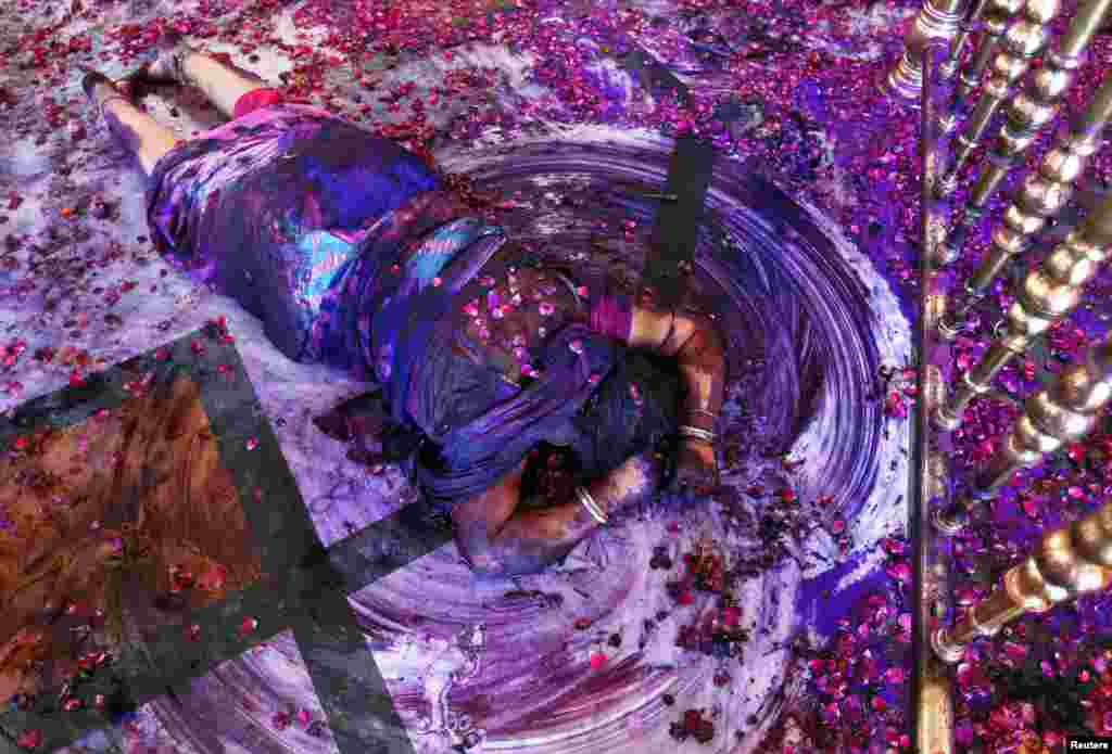 Seorang perempuan India melakukan doa dalam festival agama Hindu Holi' di kota Ahmedabad, India. 