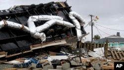 Un trabajador de la compañía eléctrica de Carolina del Norte llega para ayudar a restaurar la luz en Emerald Isle, luego que un tornado causado por el huracán Dorian, pasara por el área. Septiembre 5 de 2019. AP/Tom Copeland.