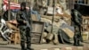 Des soldats du Bataillon d'intervention rapide dans Bamenda, au Cameroun le 17 novembre 2017.