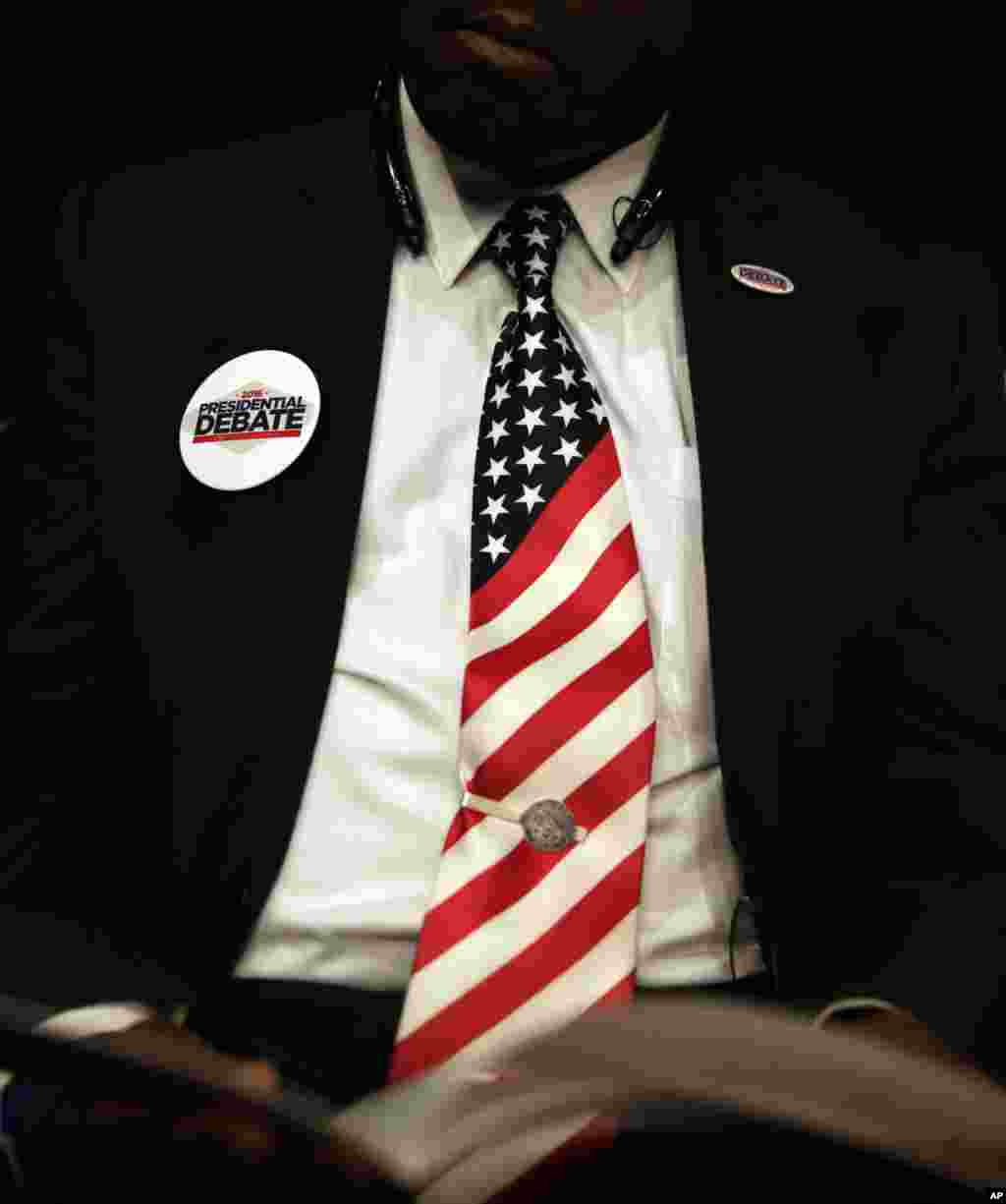 Seorang penonton sebelum debat capres AS yang ketiga antara capres Partai Demokrat Hillary Clinton dan capres Partai Republik Donald Trump di UNLV, Las Vegas, 19 Oktober 2016.
