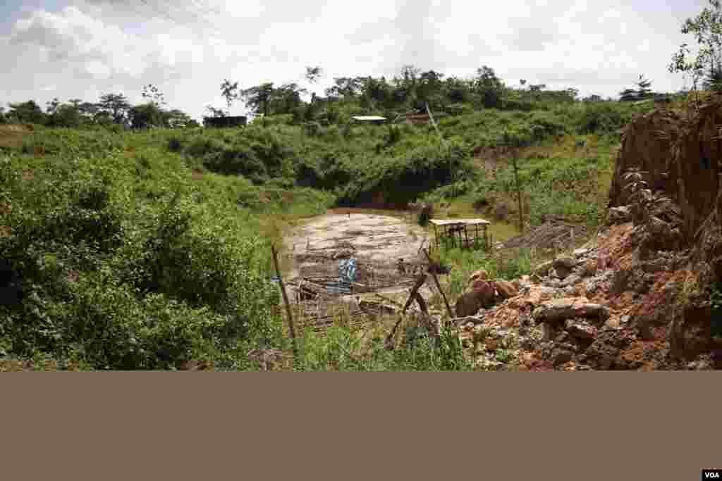 La petite mine d’Atunso Cocoase à Atunsu, Ghana, prise en photo, le 16 octobre 2014 (Chris Stein / VOA)